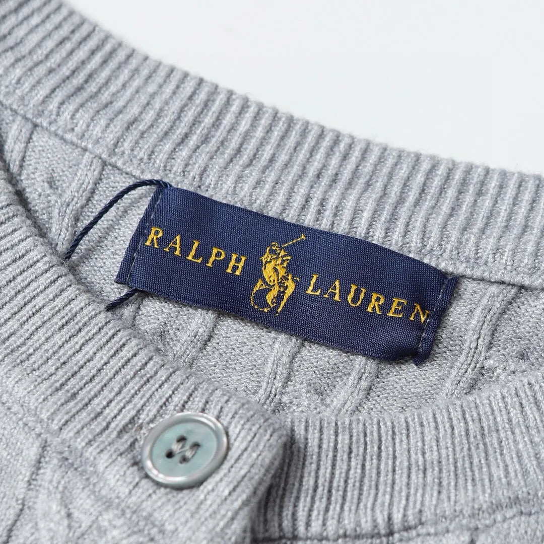 P166 Style No.: 602 -Ralph Lauren RL cardigan with classic war horse logo embroidery on the chest, long-sleeved sweater sweater jacket -The item is made of custom-dyed and custom-spun yarn, purchased from the original version. A full set of customized accessories. Details determine success or failure. Heavy new autumn and winter style. The weight of the item is as high as 800 grams. It is soft and delicate and does not tie the body. The upper body effect is very nice. Loose fit. Women's style. -Color: black, off-white, milk tea, light gray, dark gray. Navy blue red khaki red - Size: S / M / L S size 80-100 catties M size 100-120 catties Large size 120-135 catties